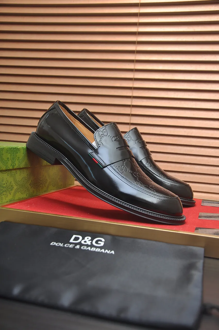 Men's shoes💰500💶Italy's top luxury men's shoe giant (GUCCI) (Gucci) (full cowhide lining) new arrival🍃Original European style🔰 Pleasant to the eye😍In order to make the shoes more durable and non-deformable🌀The production continues to follow traditional methods but there is still no lack of innovation💪Choose original sheepskin for the leather♻️ Smooth and natural And extra bright ⭐Made of imported cowhide, the first choice of rich people 38-45 (45 customized)